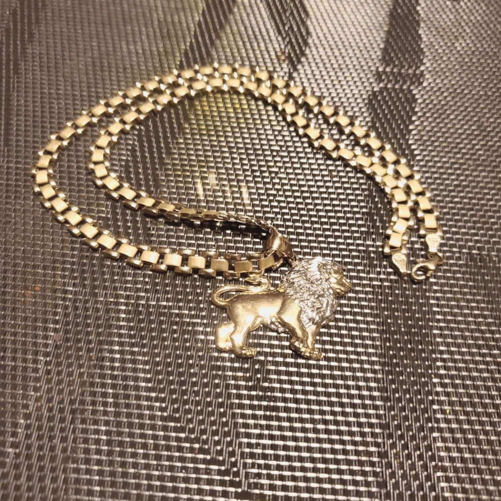 10 kt gold Rolex style chain and Lion pendant.